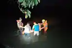 EVAKUASI-Sejumlah-relawan-melakukan-evakuasi-korban-tenggelam-di-Sungai-Bulus.jpg