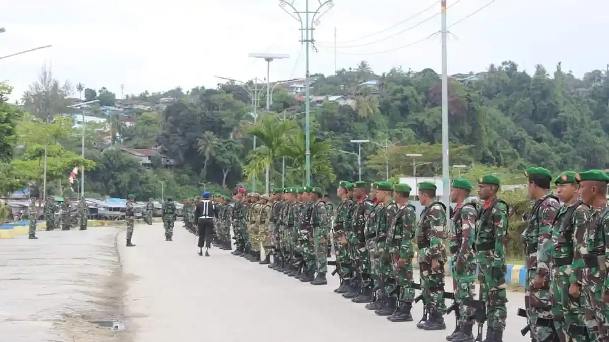 Jelang HUT ke-78 TNI, Prajurit Korem 182/JO dan Kodim 1803/Fakfak Gladi Bersih Upacara Bendera