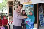 Kabag-Ops-Polres-Nagan-Raya-membagikan-sembako-di-Mapolsek-Kuala.jpg