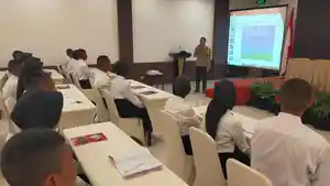 Bhabinkamtibmas-Polsek-Luwuk-Bripka-Seprianto-memberikads.jpg