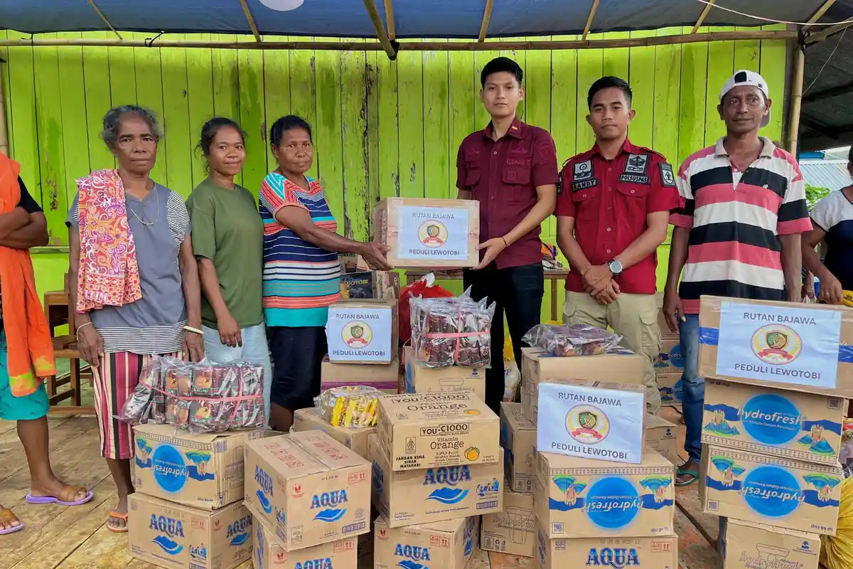 Peduli Kasih, Rutan Bajawa Salurkan Bantuan Bagi Pengungsi Erupsi Gunung Lewotobi