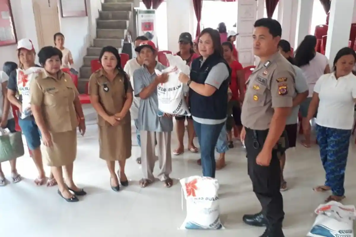 Polsek Touluaan Kawal Penyaluran Rastra bagi 44 Keluarga di Desa Silian Kota