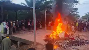 Warga-membakar-sepeda-motor-diduga-milik-pengedar-narkoba.jpg