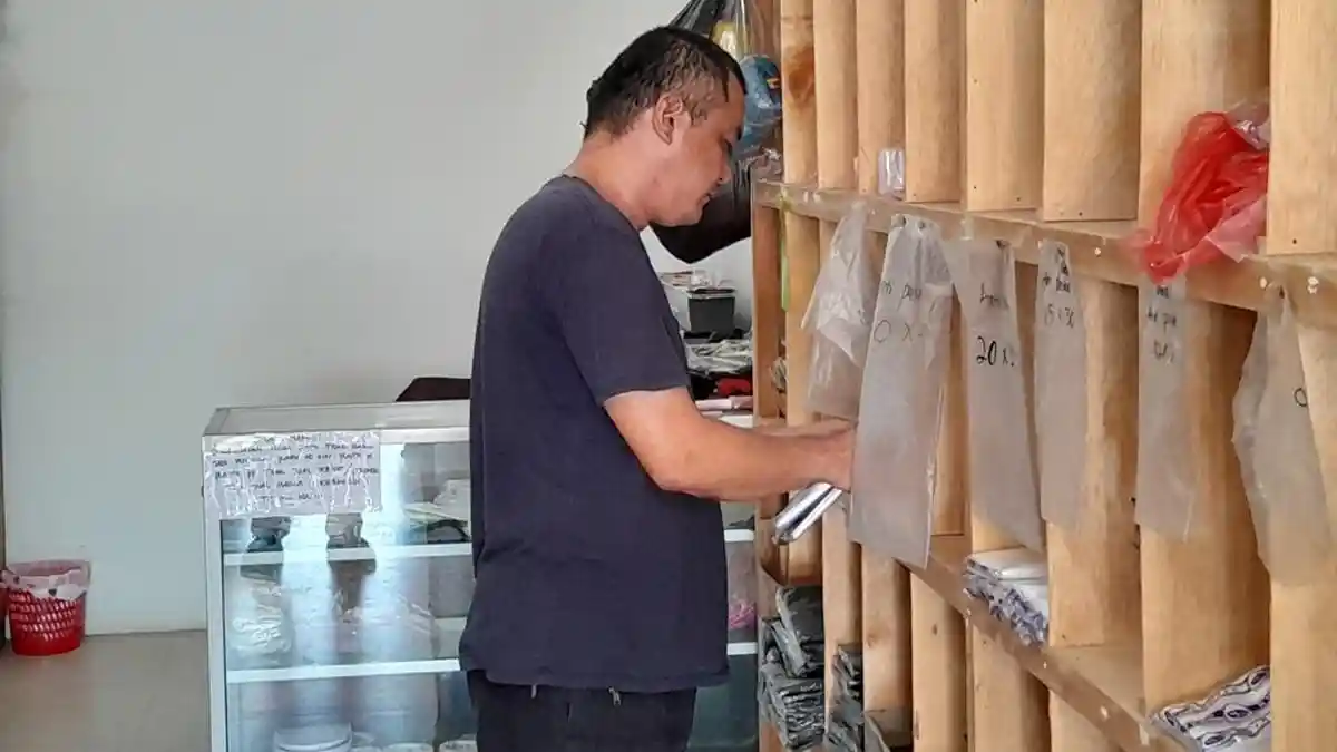 Siasati Kenaikan Harga Plastik: Doni Kini Jual per Bungkus, Tak Lagi per Ikat                