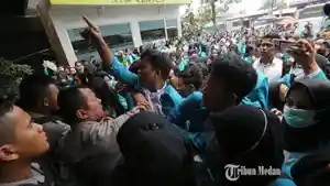 Mahasiswa-gelar-demonstrasi_raf.jpg