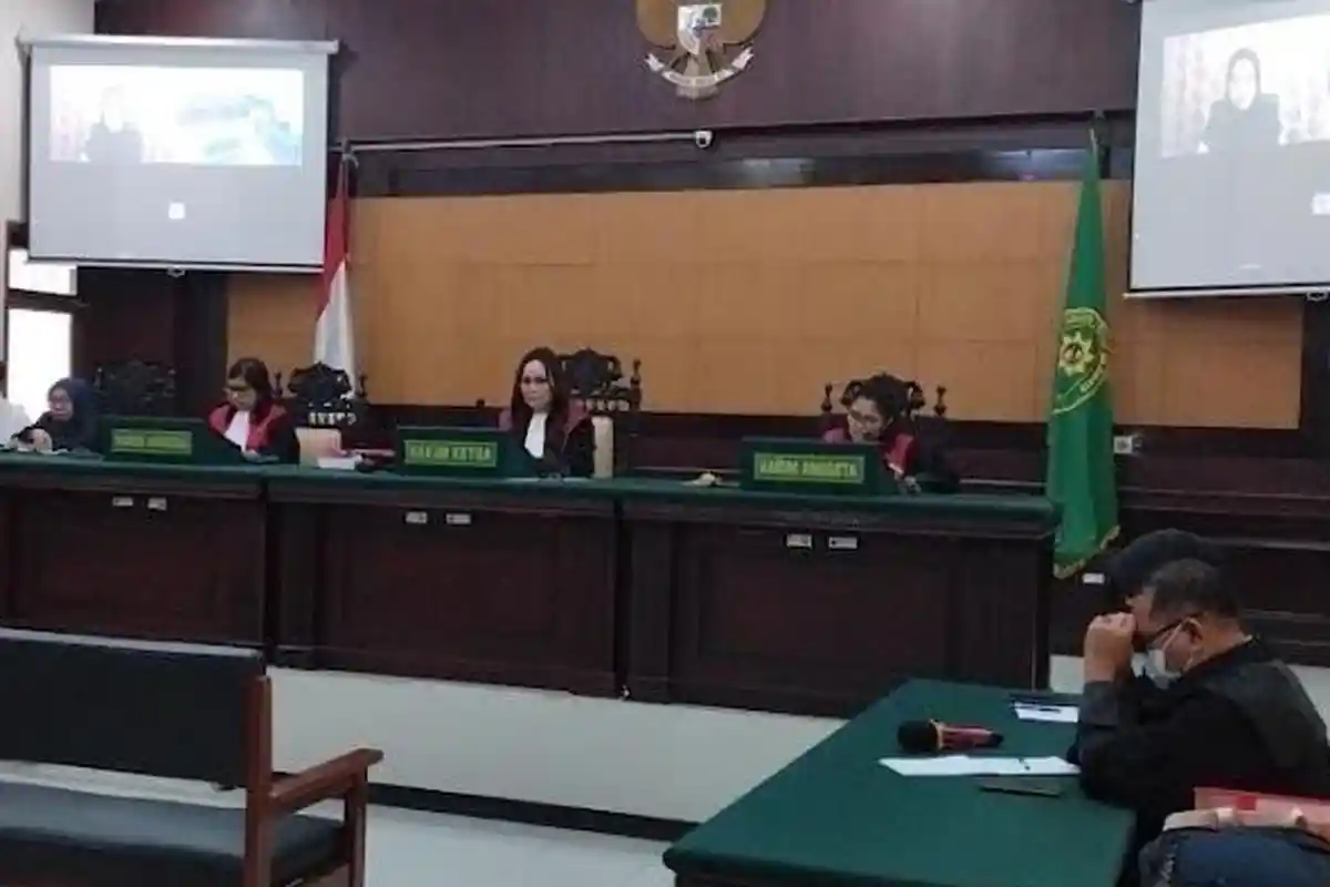 BREAKING NEWS - Polwan yang Membakar Suaminya di Mojokerto Divonis 4 Tahun Penjara