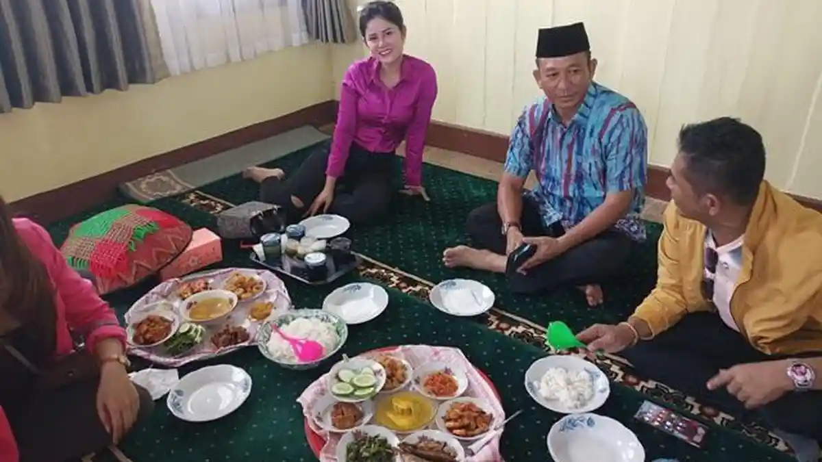 Bintang Tamu HUT Manggar Diajak Makan Bedulang