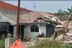Rumah-Ahmad-Siregar-yang-tertimpa-reruntuhan-tujuh-ruko-yang-ambruk-di-Dusun-V.jpg