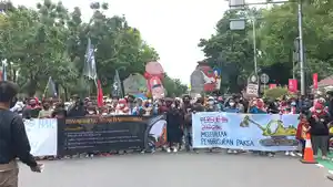 Koalisi-Rakyat-Menolak-Penggusuran-KRMP-demo-di-Balai-Kota.jpg