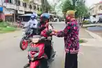 Sambut 10 Muharram 1443 Hijriyah, Guru MIN 5 Banda Aceh Bagi Bubur Asyura untuk Pengendara