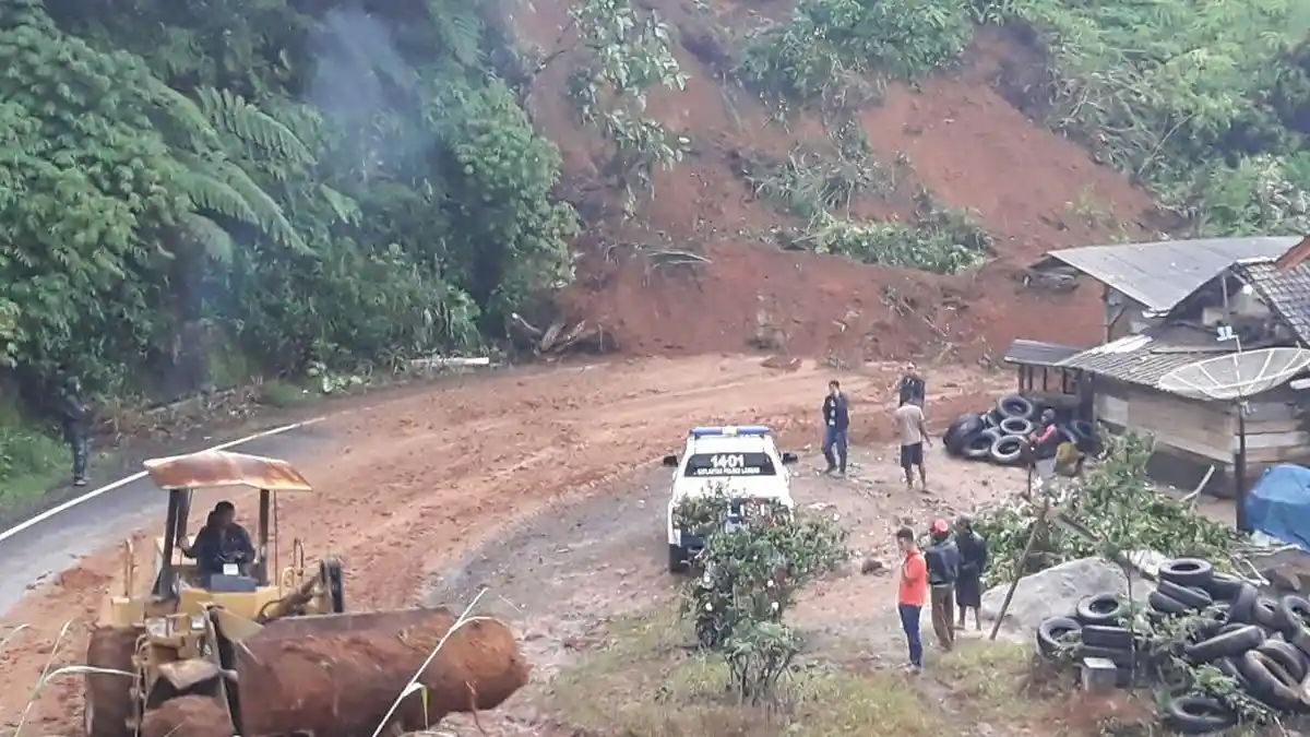 Jalur Lampung Barat-Lampung Utara Lumpuh Akibat Longsor