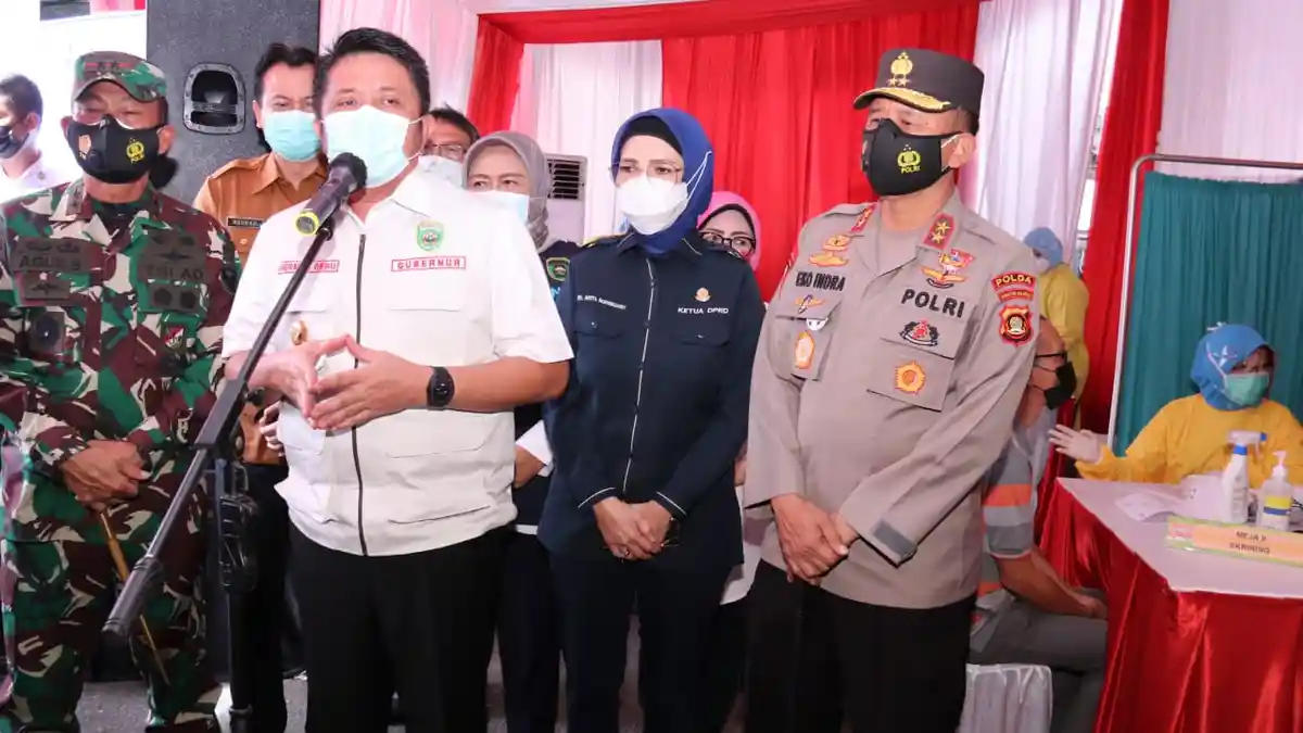KAPOLDA Sumsel Dampingi Gubernur Herman Deru Vaksinasi Covid19 Bagi Pedagang Pasar Cinde Palembang