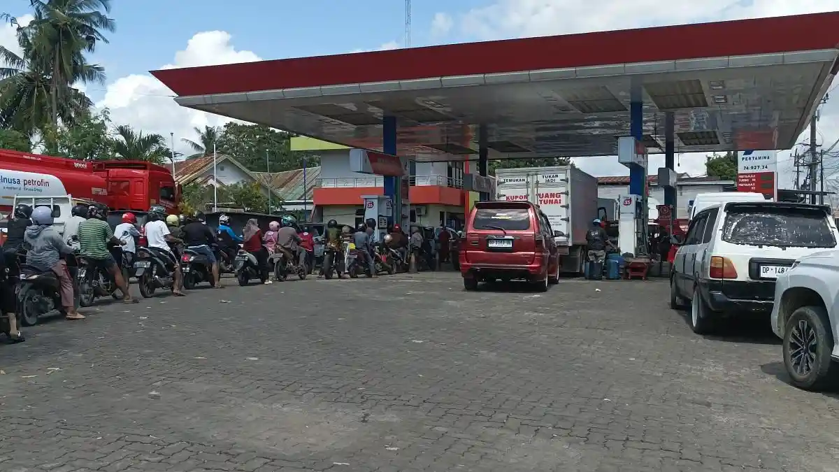 Harga Solar Eceran Rp20 Ribu per Liter, Nelayan Bone Cari Nafkah Jadi Buruh Angkut