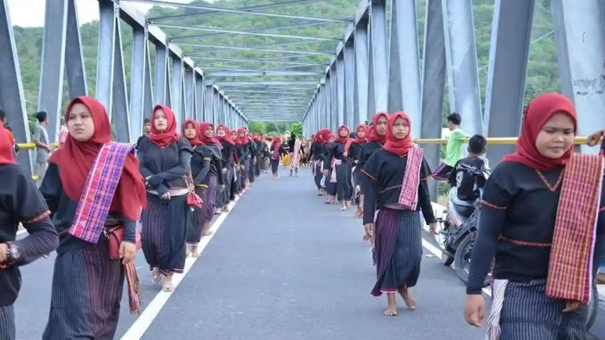 Lirik Lagu Sasak Bande Angen, Peteng-peteng Lek Timuk Daye