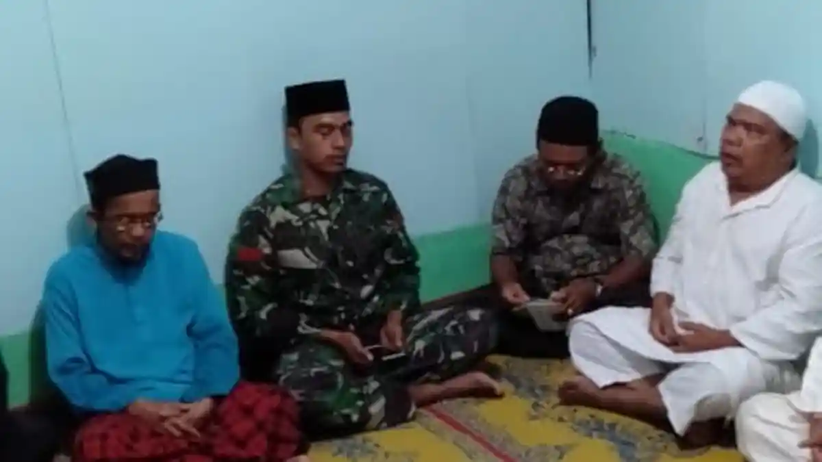 Datang ke Desa Pongkar Memakai Seragam Loreng, Anggota TNI Ikut Kenduri Selamatan Kampung