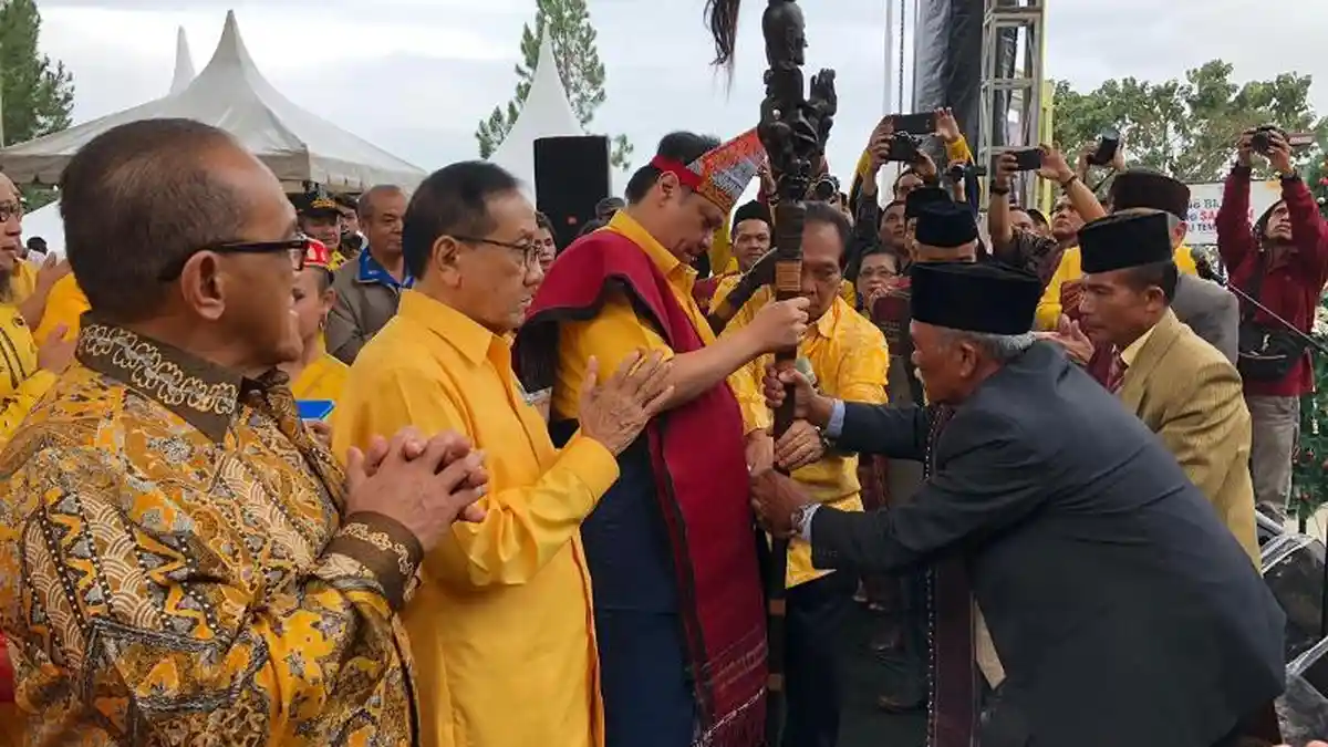 Ketum Golkar Airlangga Disematkan Pakaian Tertinggi Adat Batak