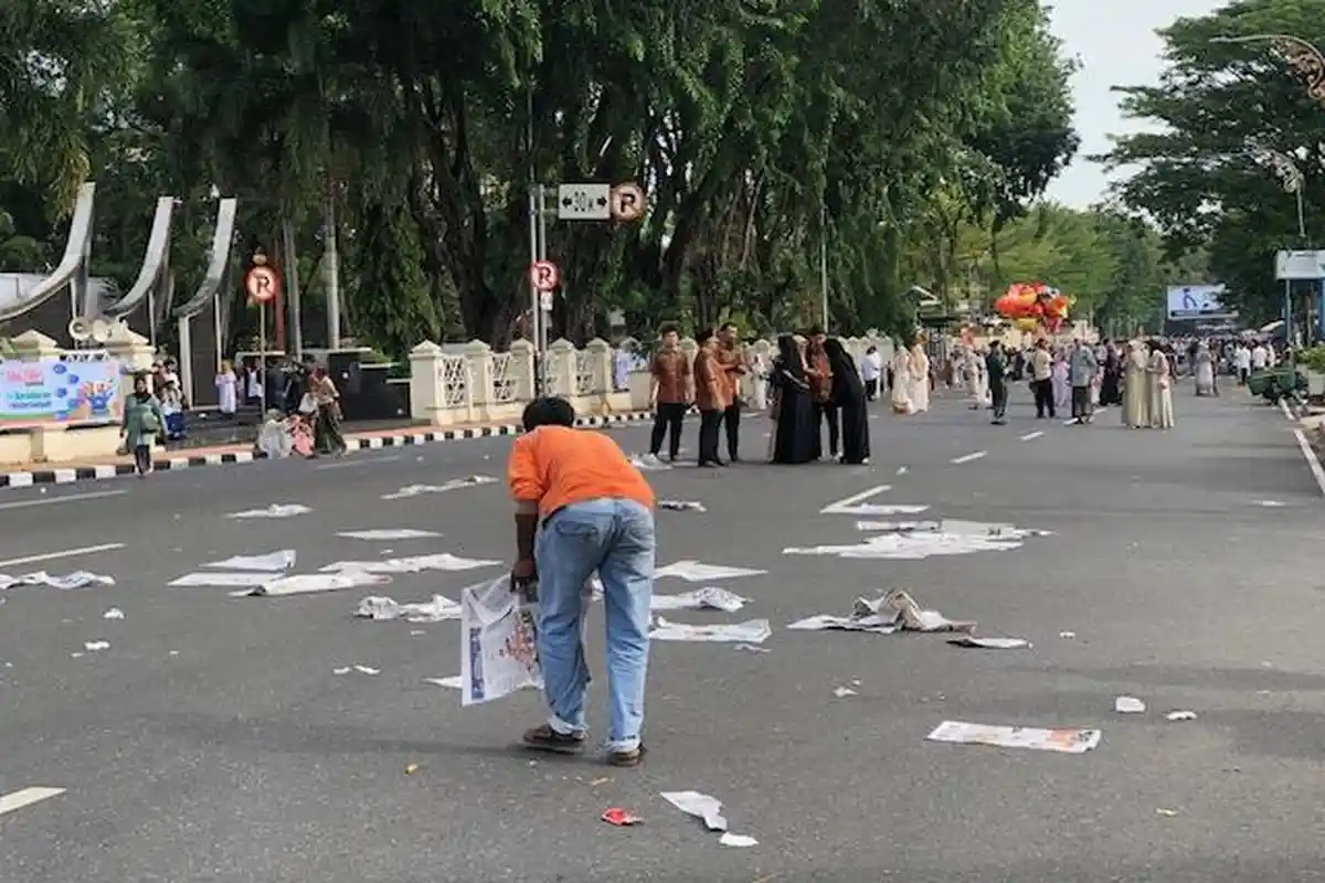 Petugas Kewalahan Bersihkan Sampah Koran dan Plastik Usai Salat Idulfitri di Kantor Gubernur Sumbar