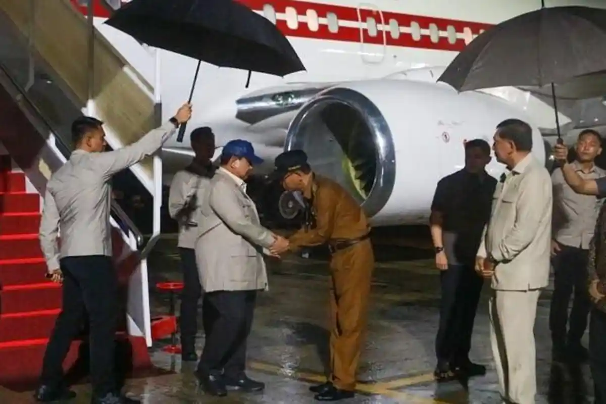 Lipsus - Di Tengah Guyuran Hujan, Presiden Prabowo Disambut Hangat di Kupang