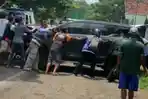 Sejumlah-warga-saat-mendorong-mobil-Fortuner-yang-kecelakaan-di-Situbondo.jpg