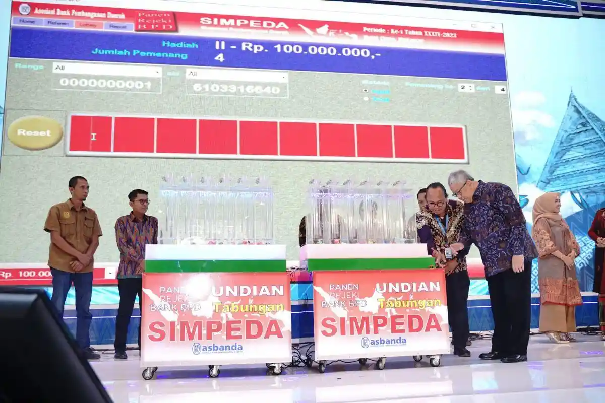 Nasabah bank bjb Bawa Pulang Hadiah Jutaan Rupiah pada Undian Nasional Simpeda di Makassar