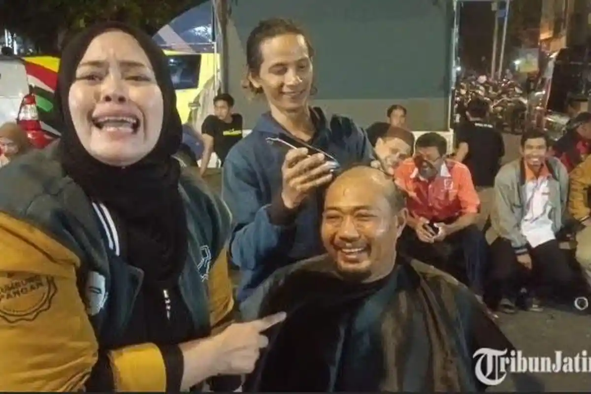 Pilkada Lamongan 2024: Paslon Yuhronur-Dirham Unggul, Relawan Rela Cukur Gundul