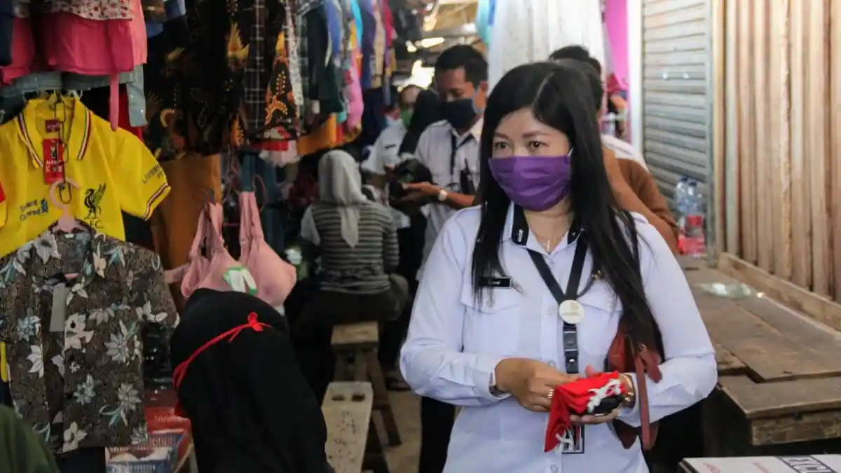 Pemkab Kendal Bagikan 10.000 Masker Bagi Pedagang dan Pembeli di Pasar Tradisional