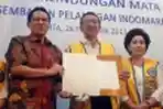Indomaret Serahkan Bantuan Kacamata Untuk Pelajar 