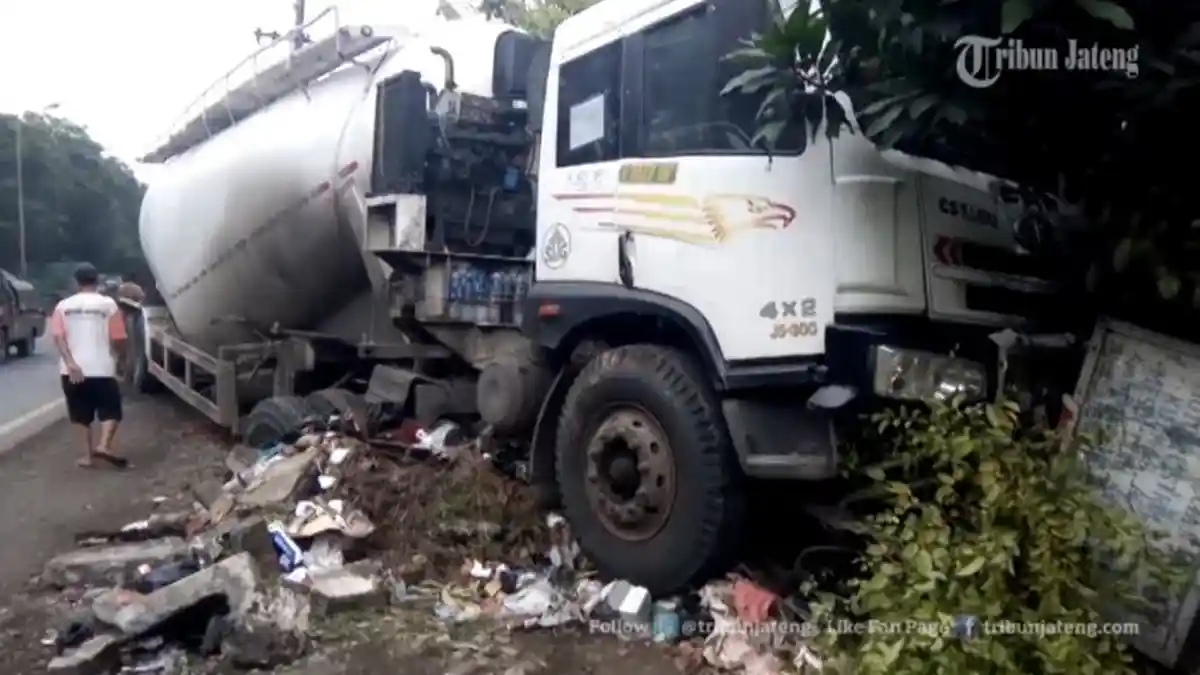 Terjadi Kecelakaan Lalu Lintas Antara Dua Truk, Ada Yang Meninggal Dunia