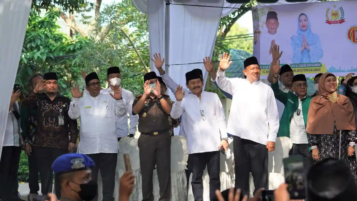 Plt Bupati Langkat Ondim Berikan Bingkisan Ikan Teri dan Bumbu Pecal Kepada Ratusan Calon Haji