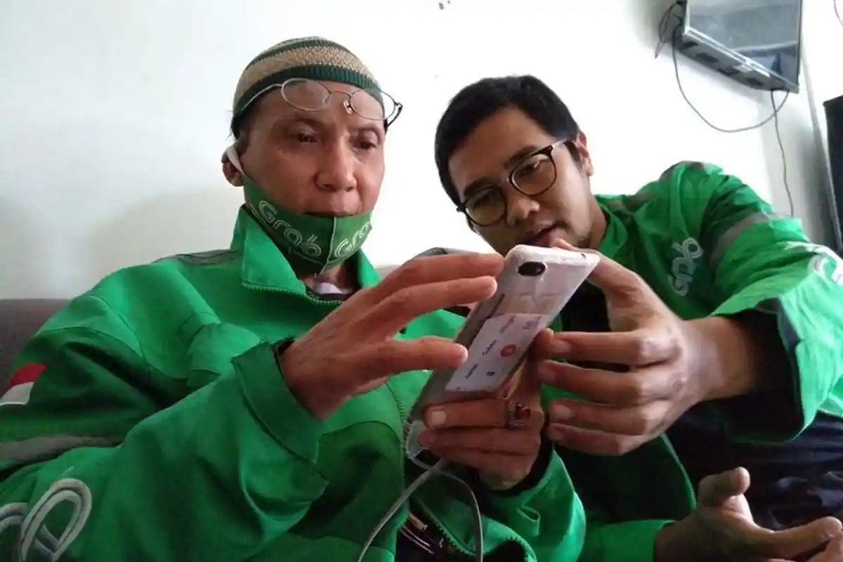 Sosok Ade, Driver Ojol Viral yang Kembalikan Uang Penumpang: Aktif Pengajian, Motor Pemberian Teman