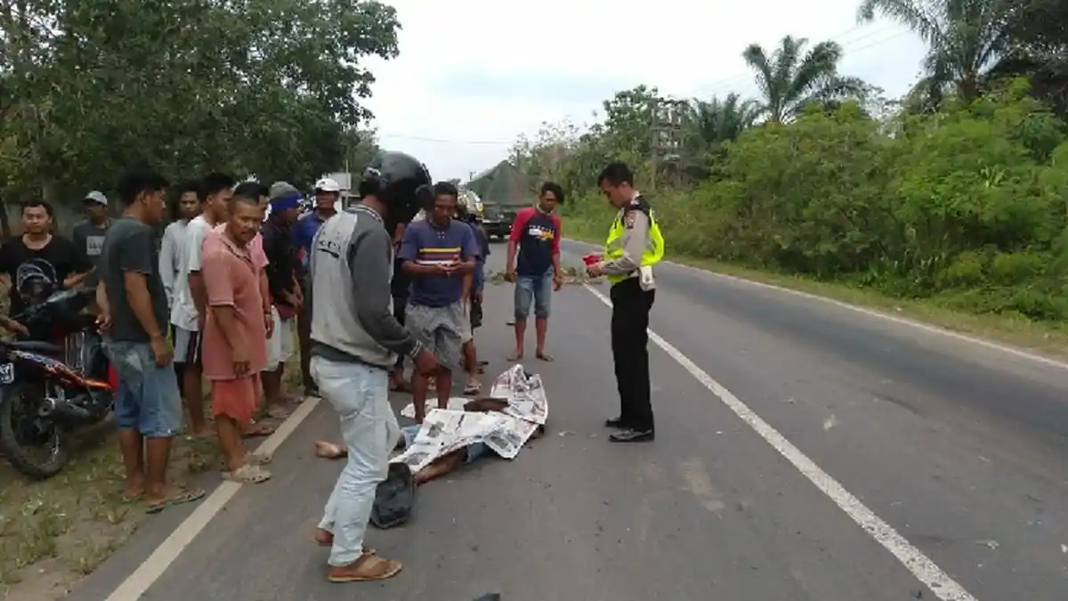 Pengemudi Motor Tewas Terbakar Usai Bertabrakan dengan Mobil Truk di Teluk Gelam OKI