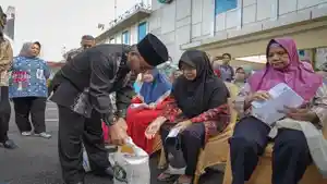 Pj-Bupati-Muba-Apriydi-ketika-menyalurkan-bantuan-terhadap-masyarakat-prasejahtera-di-Kabupaten-Muba.jpg