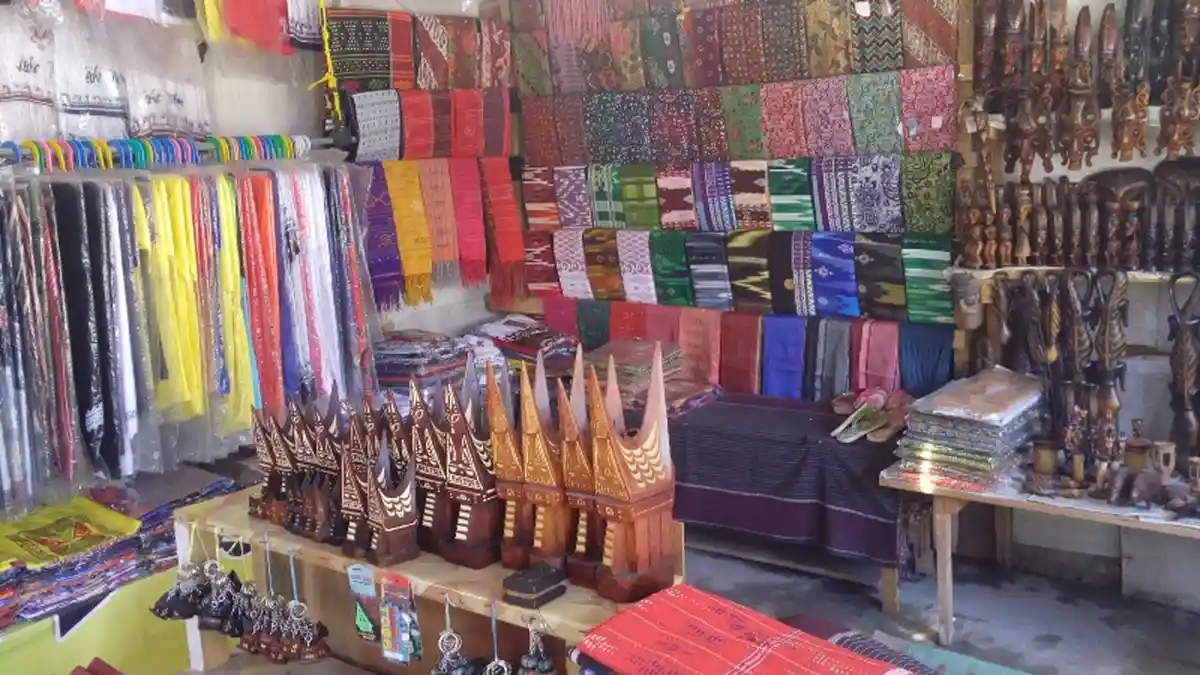 Pasar Siallagan, Pulau Samosir: Pusat Oleh-oleh, Mulai Pajangan Cicak, Ulos hingga Kalender Batak