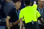 Diberi-Kartu-Kuning-Shin-Tae-yong-Ngamuk-ke-Wasit-di-Laga-Final-Piala-AFF-U023-2023.jpg