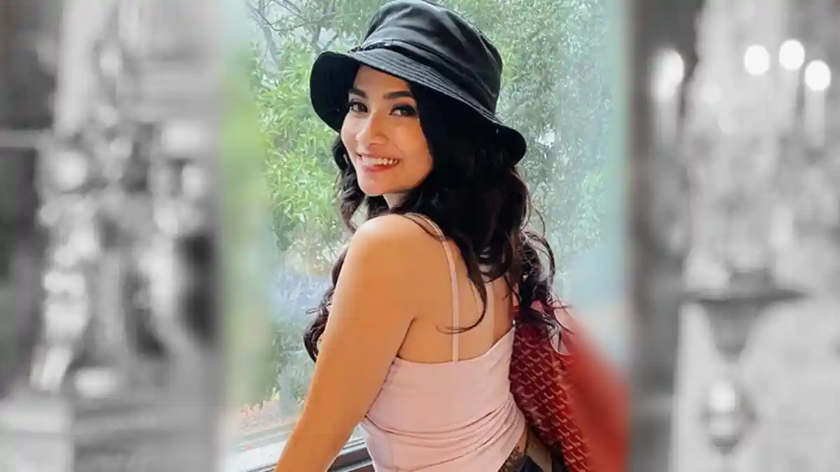 Vanessa Angel Pose di Dapur Pakai Mini Dress Belahan Dada Rendah: 'Suami Minta Bikin Dosa'
