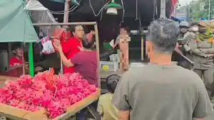 PEDAGANG-SERANG-PETUGAS-PKL-dan-petugas-Satpol-PP.jpg