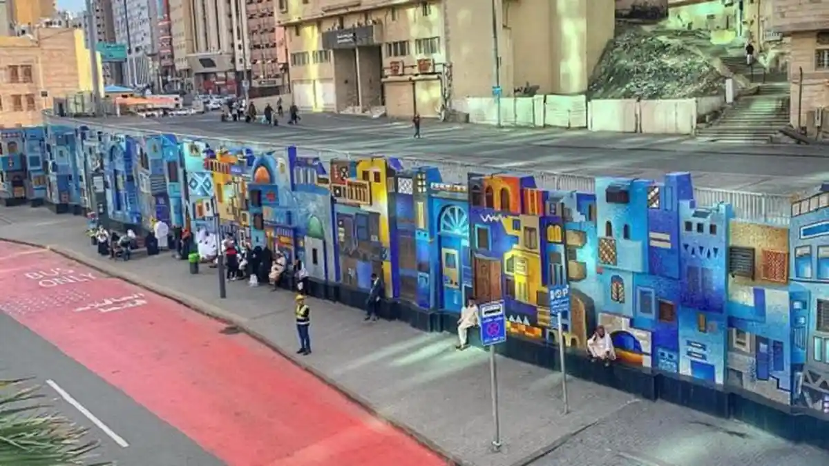 Jalan Menuju Masjidil Haram Dipercantik Dengan Mural Kaligrafi Terpanjang di Dunia