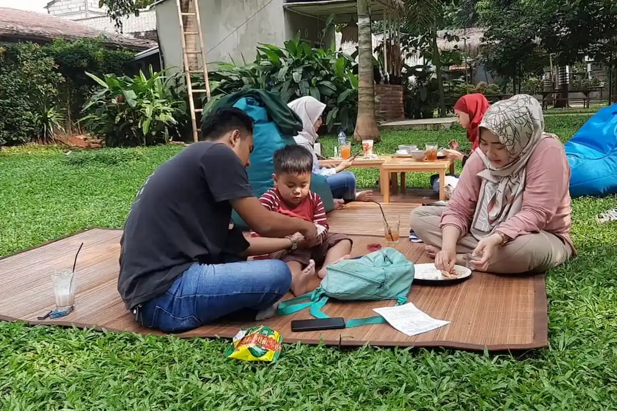 Resto Dapoer Kebun Tawarkan Sensasi Piknik Keluarga Hingga Makan Bernuansa Persawahan