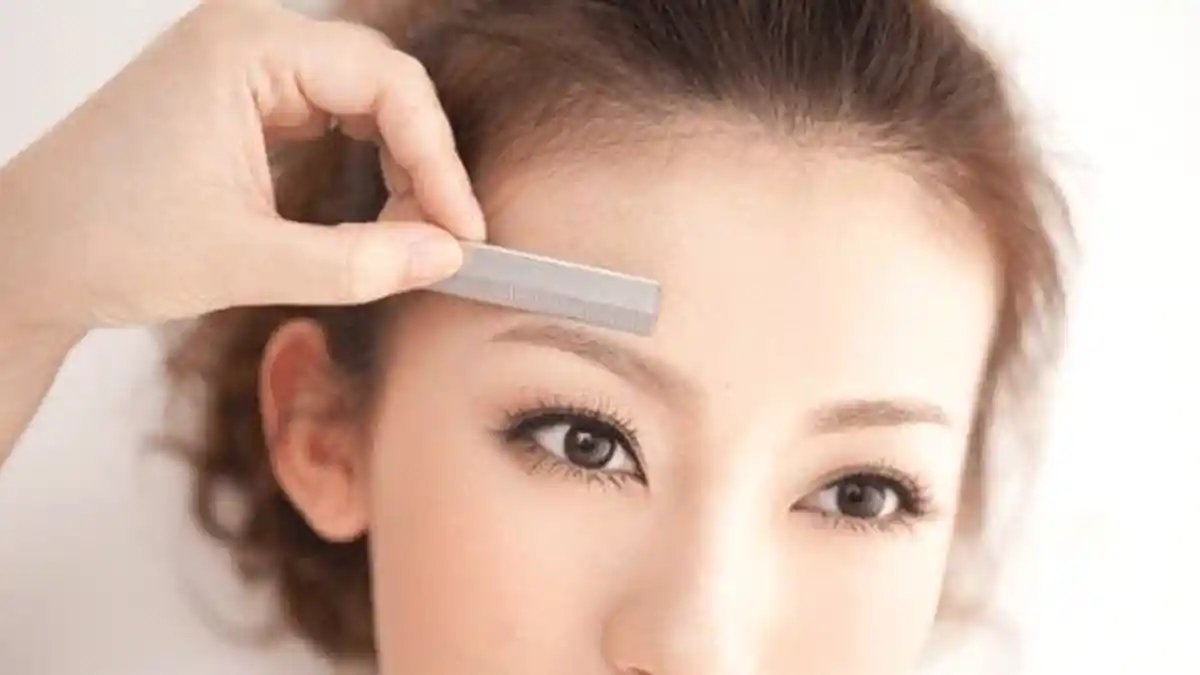 7 Trik Mudah Cukur Alis Sendiri di Rumah dari Beauty Vlogger Populer, Hasilnya Seperti di Salon