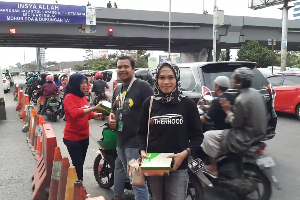Sasar Pettarani-Fly Over, Paguyuban Online dan Grab Makassar Bagi Takjil Gratis