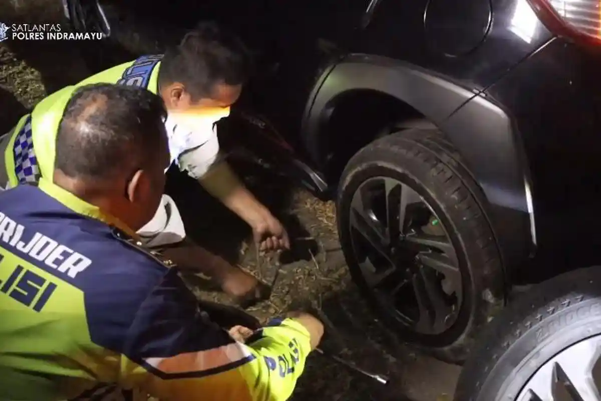 Pengemudi Mobil yang Pecah Ban Minta Tolong Lewat Instagram, Polres Indramayu Cepat Datang Membantu