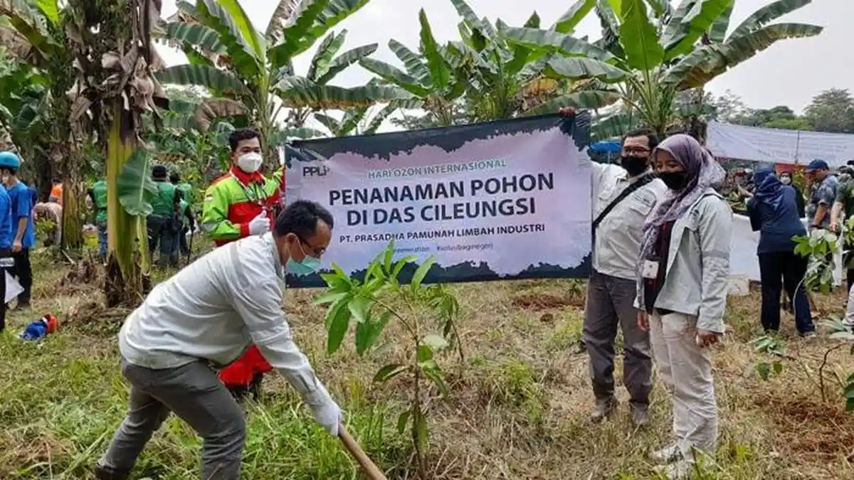 Peringati Hari Ozon Sedunia, PPLI Tanam 5.000 Bibit Pohon Buah di Bantaran Sungai Cileungsi Bogor
