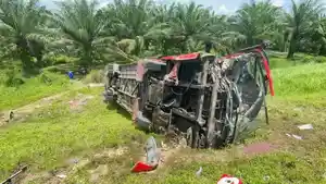 kecelakaan-Bus-Halmahera-vs-mobil-pick-up-di-Tol-Sergai.jpg
