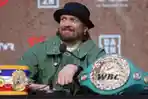Oleksandr-Usyk-pada-konferensi-pers-di-London.jpg