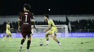 Aksi-gelandang-Persib-Bandung-Thom-Haye-saat-melawan-PSM-Makassar.jpg