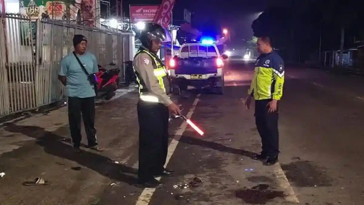 Motor Tabrak Truk Parkir Sembarangan, Penjual Belut Tewas di TKP Kecelakaan