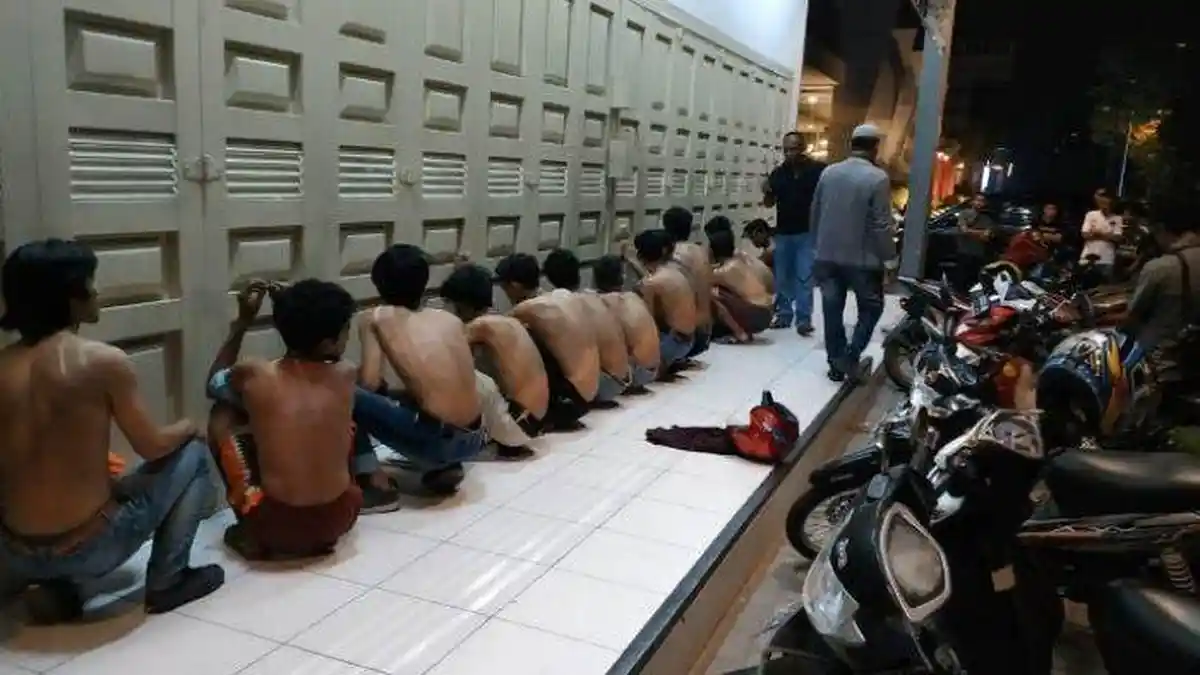 Polisi Buru Provokator Tawuran Warga di Petamburan