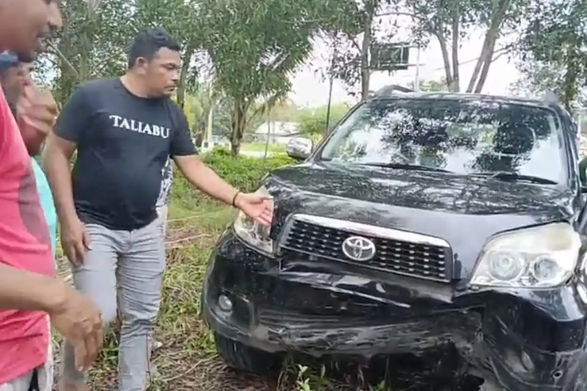 Polisi Evakuasi Mobil Laka Tunggal dì Taliabu, 2 Botol Miras Ditemukan dalam Mobil