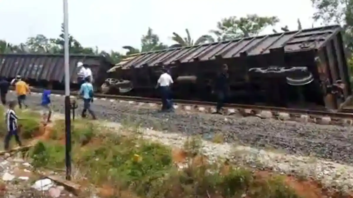 Penyebab 8 Rangkaian Kereta Babaranjang Anjlok di OKU Timur Belum Diketahui