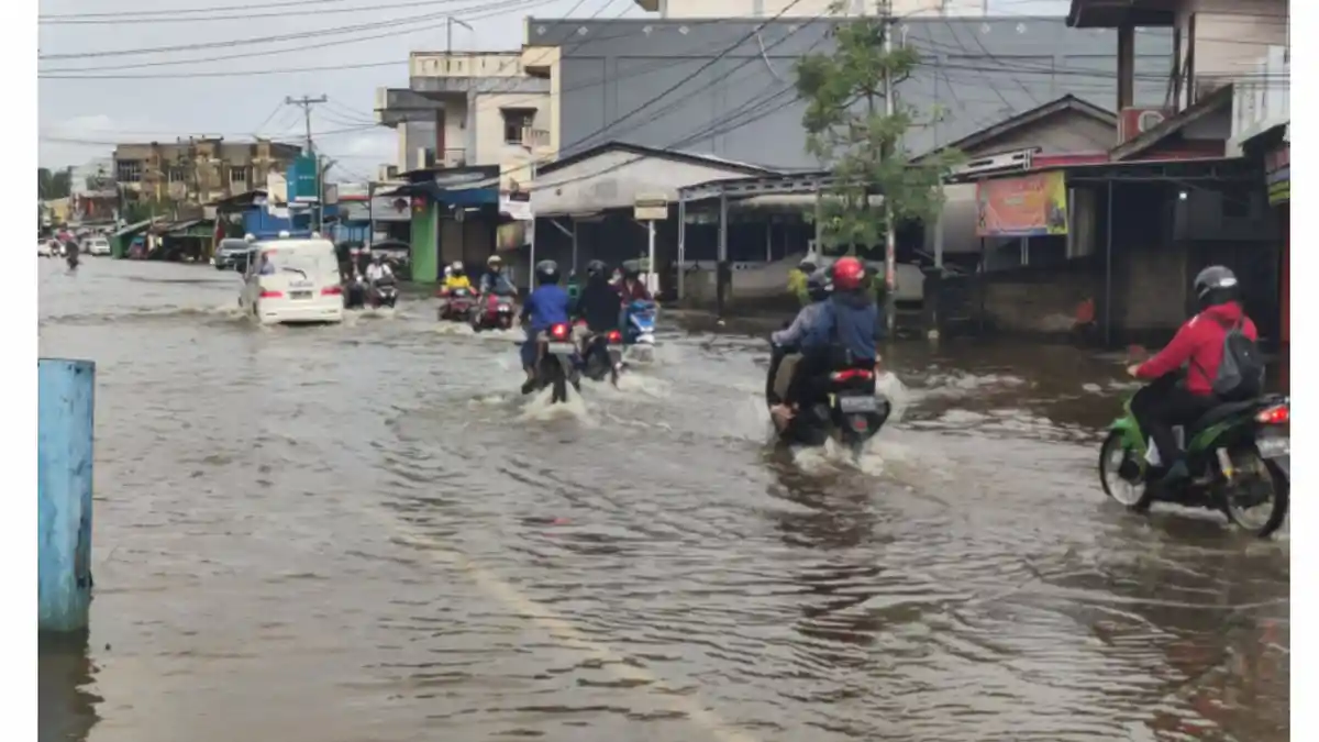 Sejumlah Ruas Jalan di Kota Singkawang Tergenang Banjir